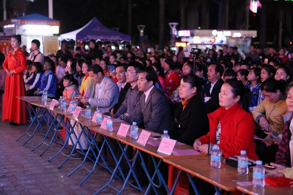 我校领导和城东社区书记何少飞观看表演.jpg