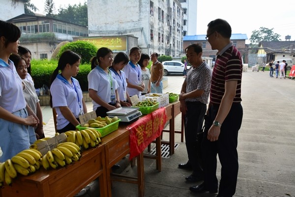 图为我校校长罗云明与广西机电技师学院党委书记关意昭在营销社团摊位前了解社团活动开展的情况.jpg