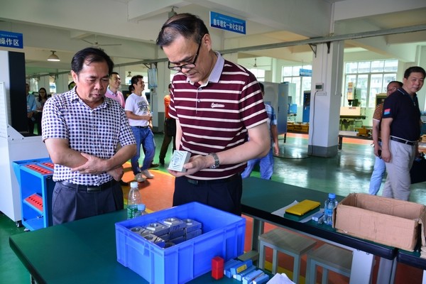 图为我校校长罗云明与广西机电技师学院党委书记关意昭在实训大楼参观并看学生作品.jpg