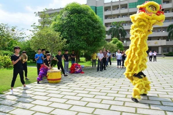 图为我校校长罗云明与广西机电技师学院党委书记关意昭在武术协会了解社团活动开展的情况.jpg