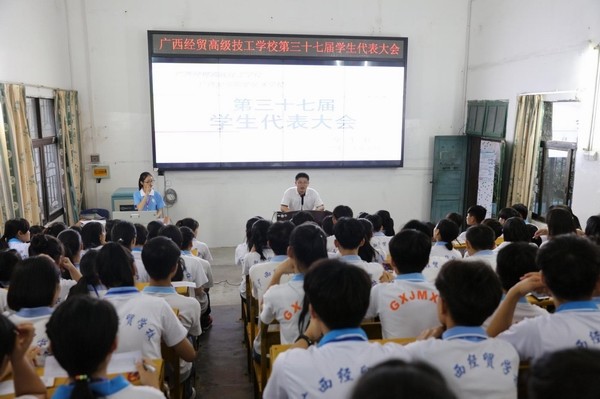 5学生会指导老师潘颖宣读《学生代表选举权》.jpg