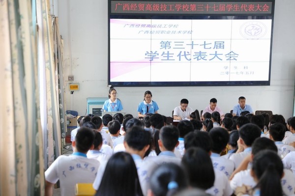 3第36届学生会副主席李阳莲宣读《学生会章程》.jpg