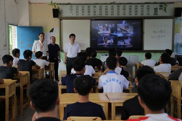 6 杨院长一行到各教室查看2018年秋学期“开学第一课”活动开展情况.jpg