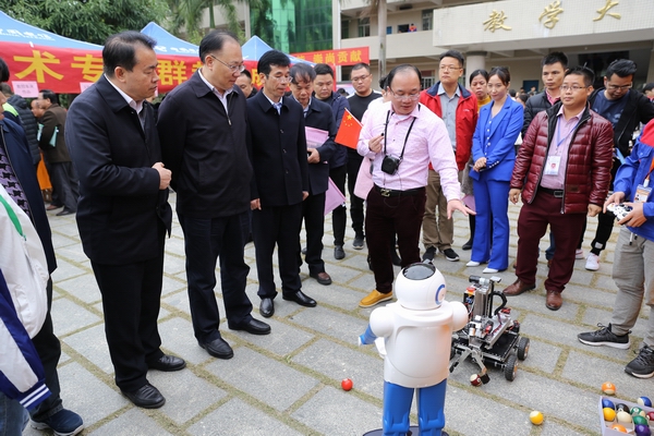 9、体育365股份有限公司党委书记、院长杨静锦（左三）陪同广西壮族自治区粮食和物资储备局党组成员、副局长林愈溪（左二）、广西工商职业技术学院院长陈杰（左一）等领导参观学院教学成果系列展示——移动机器人项目.JPG