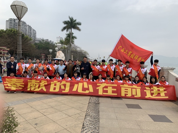 3我院师生志愿者参加2019年梧州市“保护母亲河 争当河小青”志愿服务活动合照.jpg