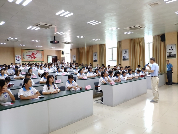 2 同学们认真聆听学院分管教学领导讲话.jpg