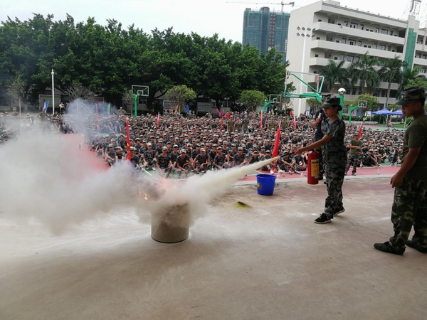 4同学在教官的指导下学习使用灭火器.jpg