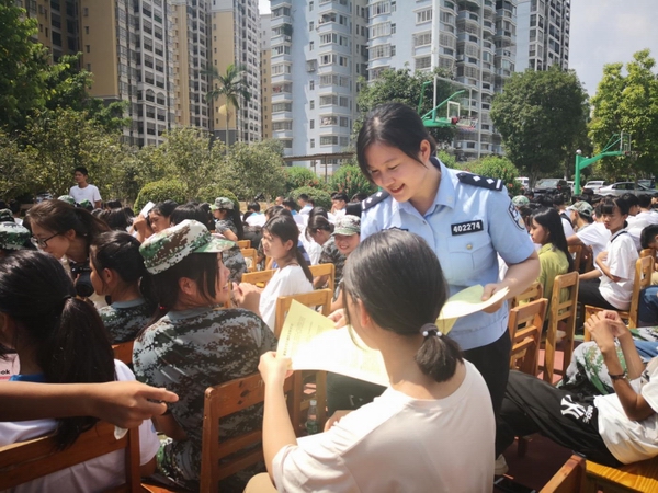 6女警官给同学们派发法制宣传资料.jpg