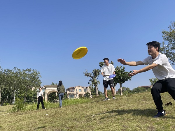 图2 青年教职工在进行飞盘游戏（2）.jpg