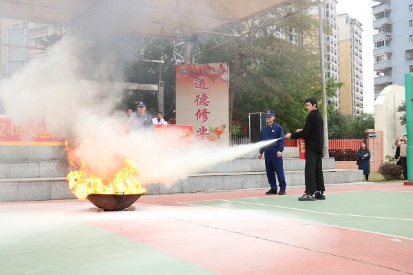 学生代表进行灭火器灭火演练.JPG